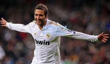 足彩网官网_迪乌夫在激烈对抗中受伤倒地，医疗团队迅速入场展开救治